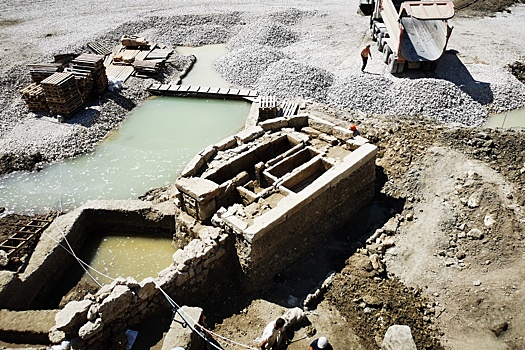 Археологи открыли в Севастополе уникальную античную беседку с мавзолеем