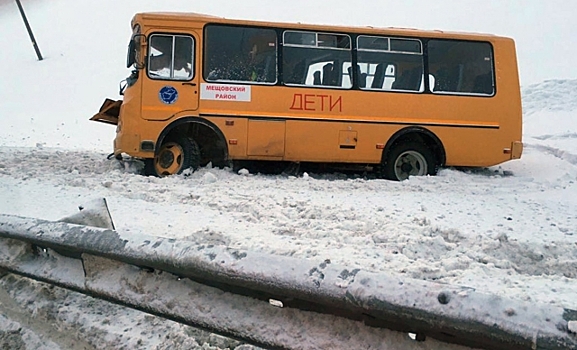 В Калужской области школьный автобус столкнулся с фурой: есть пострадавшие