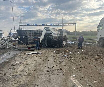 В Аксайском районе грузовик врезался в тягач и перевернулся