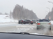Два автомобиля столкнулись на шоссе в Новокузнецке