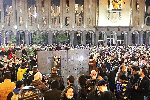 В Грузии более тысячи человек вышли на акцию протеста против закона об иноагентах