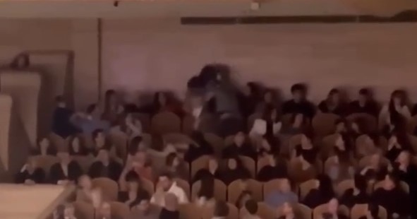 Драка мужчин под классику в Московском доме музыки попала на видео
