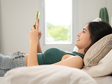 Сомнолог объяснила желание листать ленту соцсетей перед сном