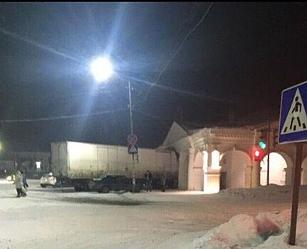 Фура врезалась в древние торговые ряды в Костромской области