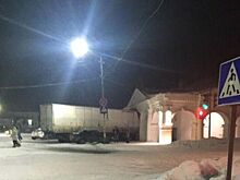 Фура врезалась в древние торговые ряды в Костромской области