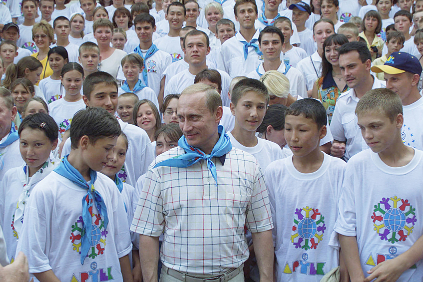 Владимир Путин с отдыхающими в лагере «Артек» детьми из Якутии, пострадавшей от наводнения, 2001.