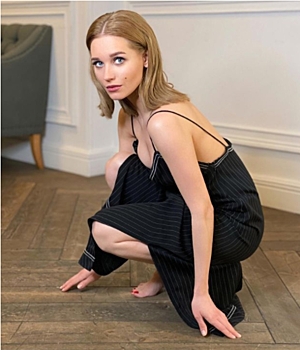 Кадры недели: будущий муж осыпает Азизу лепестками роз, а Кристина Асмус сидит дома в гипсе