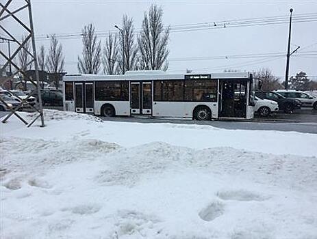 Неизвестный водитель спровоцировал ДТП с автобусом в Самаре