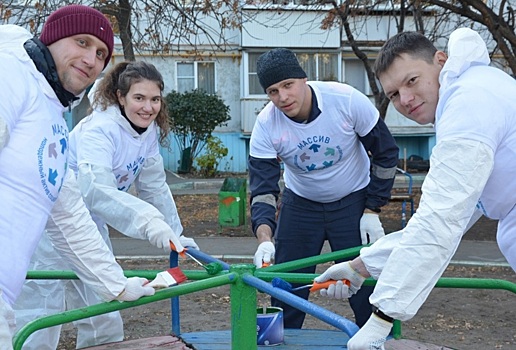 Молодые металлурги ЧЦЗ преображают дворы Челябинска