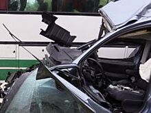 В Санкт-Петербурге машина врезалась в автобус