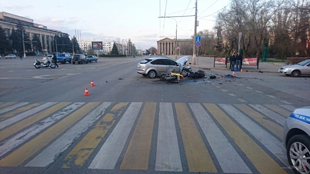 В центре Волгограда иномарка сбила двоих мотоциклистов