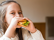 В Госдуме призвали ограничить съемки детей для рекламы фастфуда