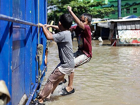 Более 900 человек погибли от наводнений и оползней в Индонезии
