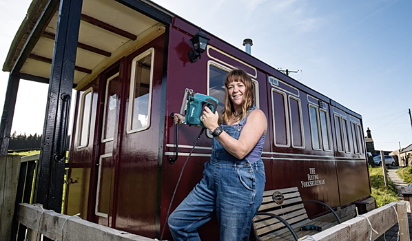 Женщина воссоздала копию вагона поезда во дворе дома и сдает его туристам