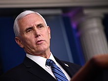 Кандидату в президенты США Майклу Пенсу бросили на голову шарик с водой