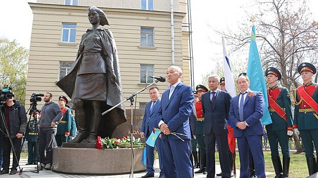 В Петербурге открыли памятник Герою СССР Алие Молдагуловой