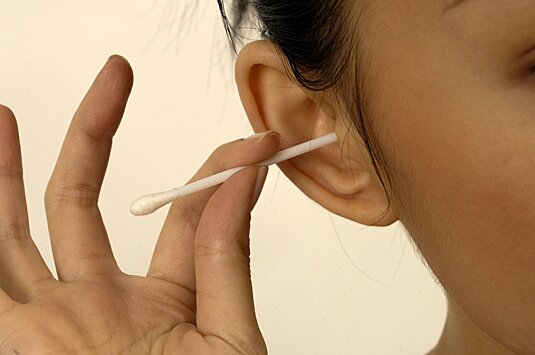 Соведущий Малышевой развеял главный миф о гигиене ушей