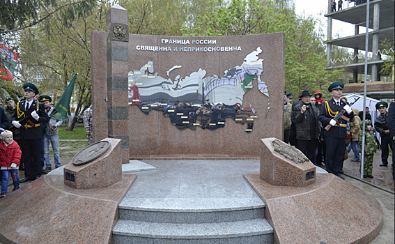 Новый монумент из красного гранита открыли в Новосибирске