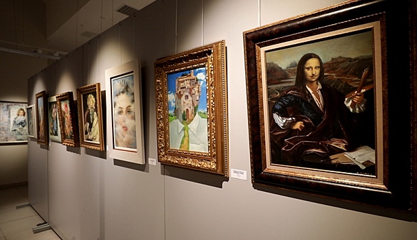Смотрим на "Ожившие полотна" Никаса Сафронова в омском музее