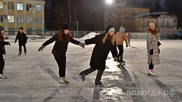 Порядка 600 учащихся вузов и колледжей собрала на ледовых катках Вологды «Спортивная студенческая ночь»