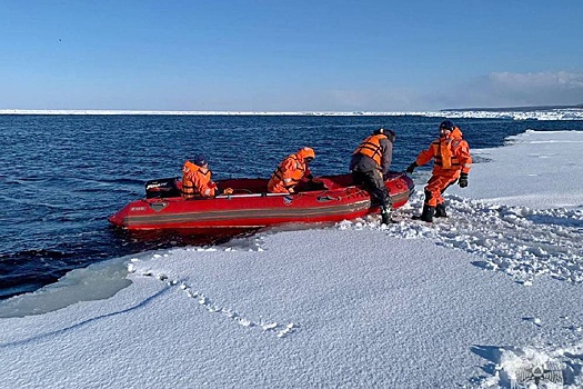 Спасатели сняли четырех рыбаков с дрейфующей в море льдины на юге Сахалина