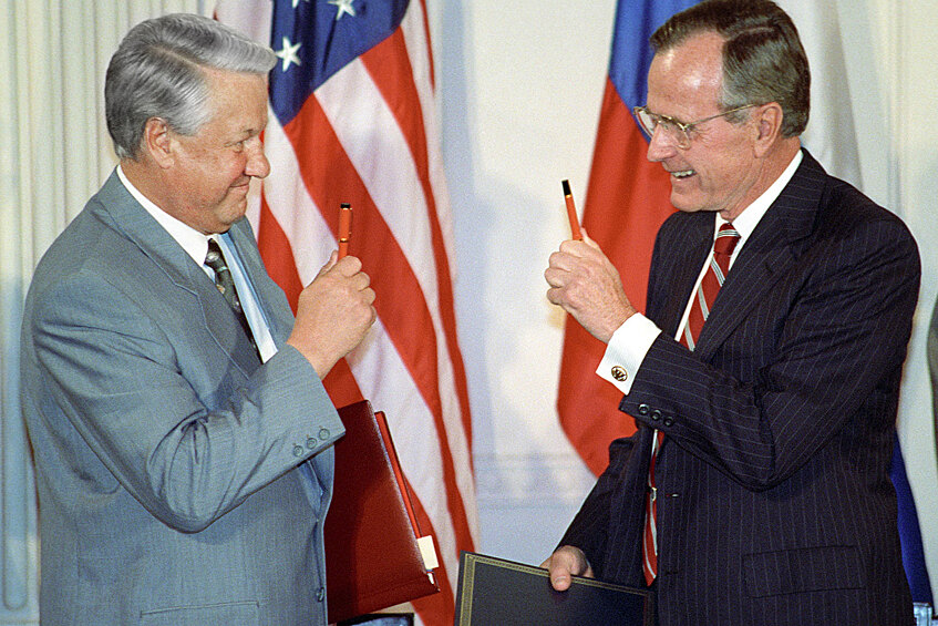 Президент Российской Федерации Борис Ельцин и президент США Джордж Буш-старший после подписания российско-американских документов, 1992 год
