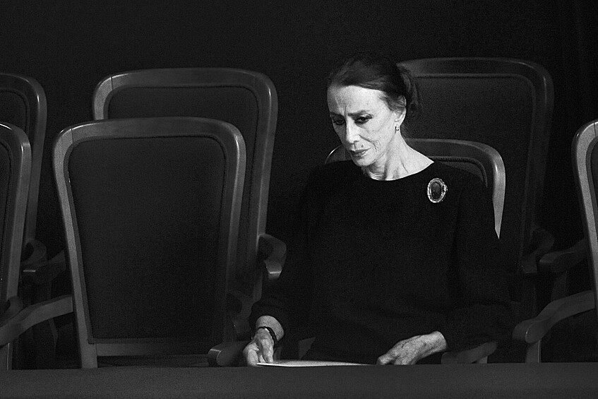 Балерина Майя Плисецкая во время прощального вечера примы-балерины, народной артистки России Татьяны Чернобровкиной в Московском академическом музыкальном театре (МАМТ) имени Константина Сергеевича Станиславского и Владимира Ивановича Немировича-Данченко, 24 июня 2011 года