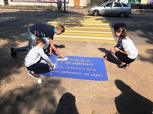 В Смоленской области сотрудники ГИБДД провели акцию "Возьми ребенка за руку!"