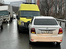 Машина скорой попала в лобовое ДТП во Владивостоке