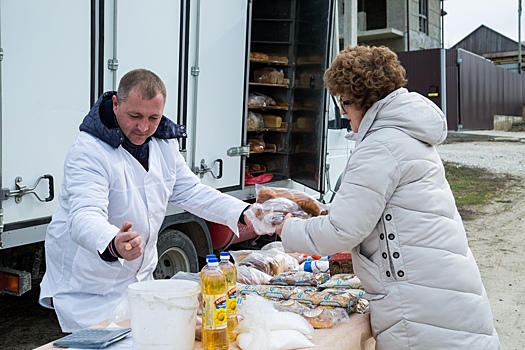 В хутора под Анапой привозит продукты автолавка