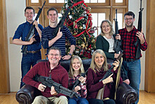 Конгрессмена раскритиковали за семейное рождественское фото с оружием