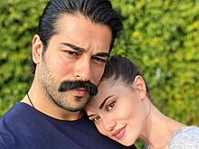 В стиле турецкой моды: Фахрийе Эвджен украсила прическу цепочкой с бусинами под черный жемчуг