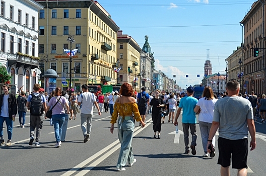 Почему Петербург теряет население, но не пустеет