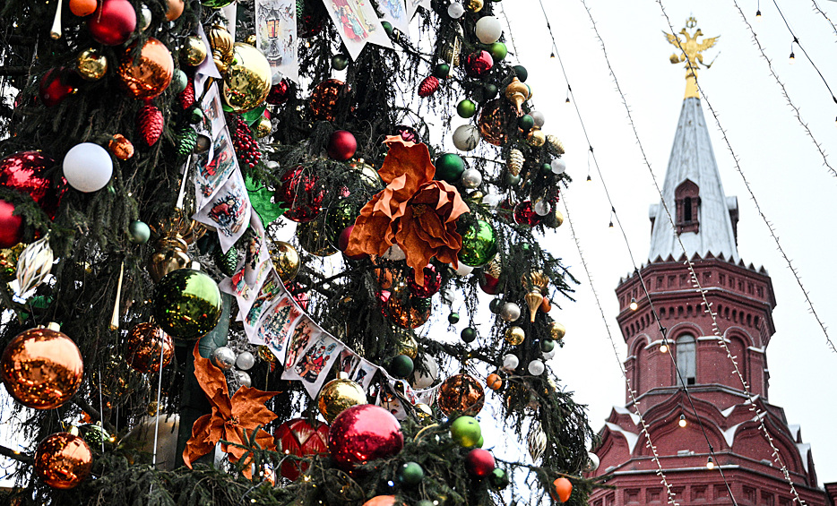 Новогодняя ель на Манежной площади в Москве