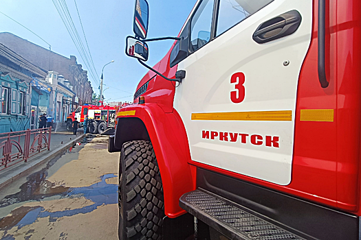 В центре Иркутска из-за возгорания гостевого дома эвакуировали 17 человек