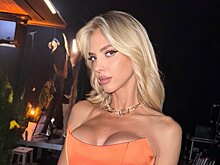 Звезда Comedy Woman пришла на премию в откровенном платье без бюстгальтера