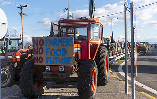В Греции фермеры заблокировали дороги тракторами
