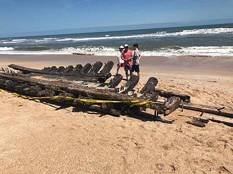 На пляж Флориды выбросило часть старинного корабля