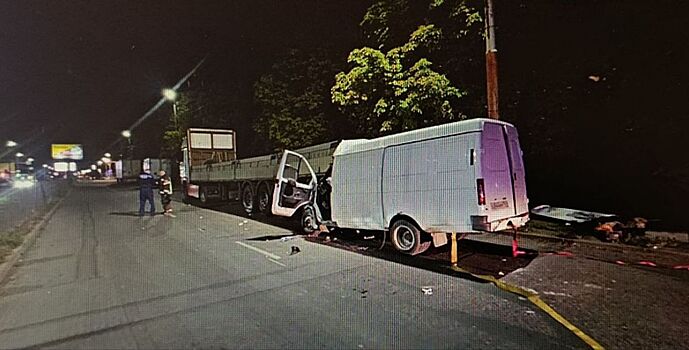 В Таганроге пострадал водитель автофургона, врезавшегося в тягач с прицепом