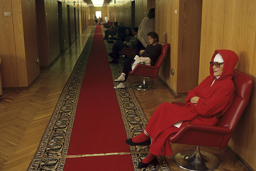 Пациенты ожидают приема в Центральной клинической больнице Правительственного медицинского центра Российской Федерации в Москве, 1993 год