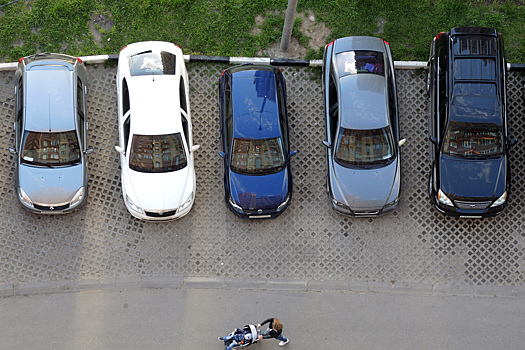 В подмосковном городе на фоне взрывов повреждены несколько машин