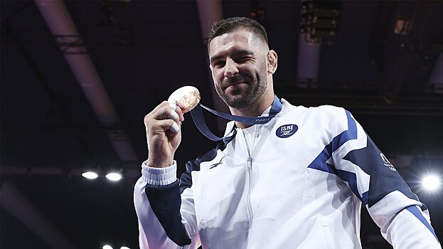 Израильтянин поцеловал военный флаг прямо на Олимпиаде