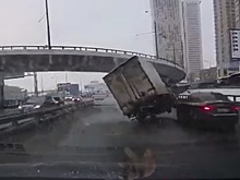 На видео попала авария, частично перекрывшая движение по ТТК в Москве
