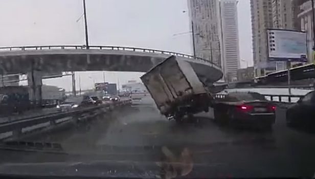 На видео попала авария, частично перекрывшая движение по ТТК в Москве