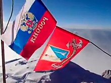 На вершине мира: флаг Севастополя водрузили на Эверест