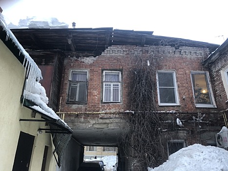 ЧП на Мичурина: Саратовцы остались без крыши, света и тепла