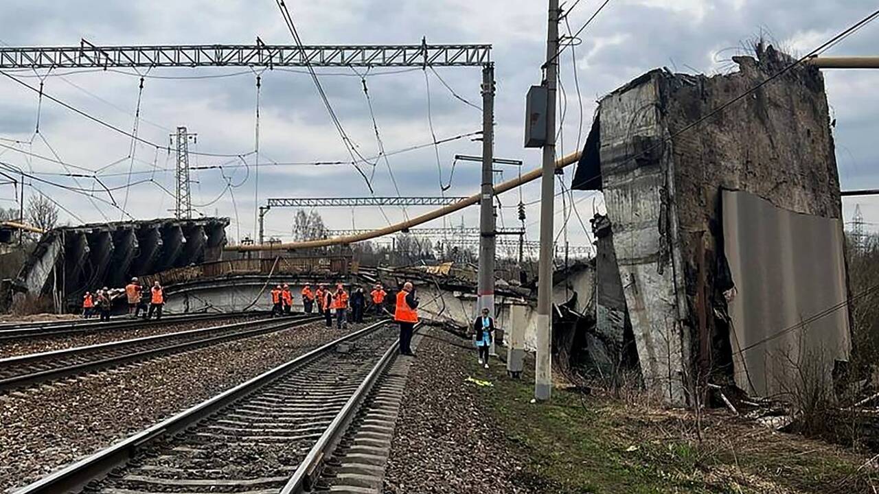 «Сложился как карточный домик». Мост с машинами рухнул на железную дорогу в  Смоленской области - Рамблер/новости