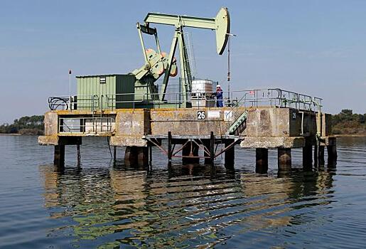 Нефть граничит с иранскими санкциями, но американо-китайский торговый спор приостанавливает торговлю