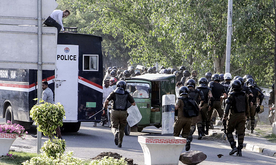 Столкновения протестующих с силами безопасности в городе Лахор