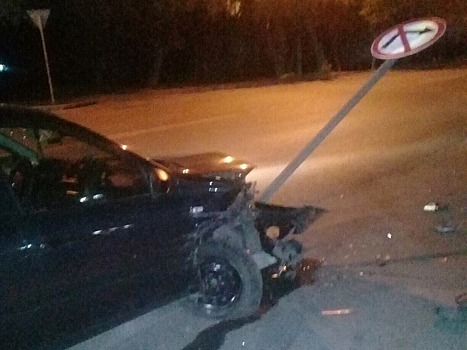 Автомобиль устроил массовую аварию на Первомайке и снёс дорожный знак